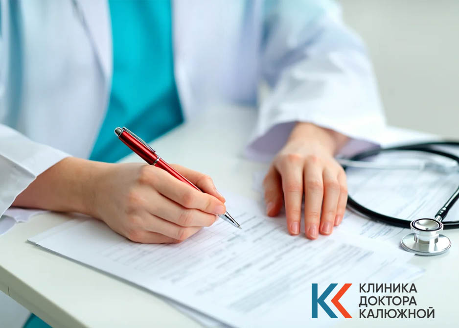 Врач пишет за столом